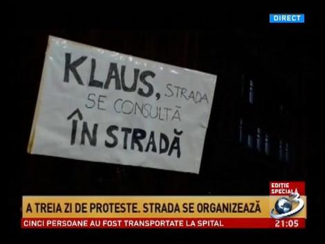 Mesajele lor sunt strigate &icirc;n Piaţă. Iată ce scrie pe pancartele protestatarilor din București