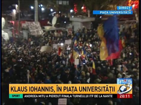Klaus Iohannis, &icirc;n mijlocul manifestanţilor din Piaţa Universităţii