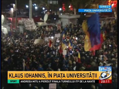 Klaus Iohannis, în mijlocul manifestanţilor din Piaţa Universităţii