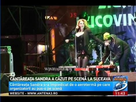 Cântăreaţa Sandra a căzut pe scenă la Suceava