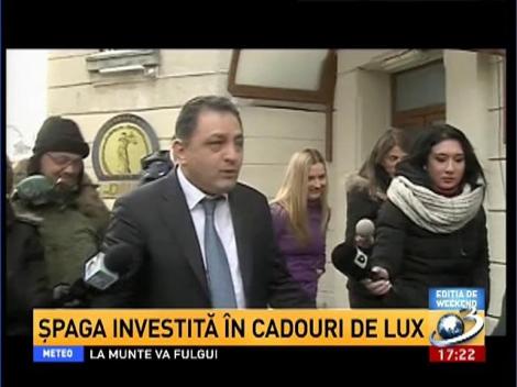 Ce cadouri &icirc;şi fac politicienii din banii de şpagă