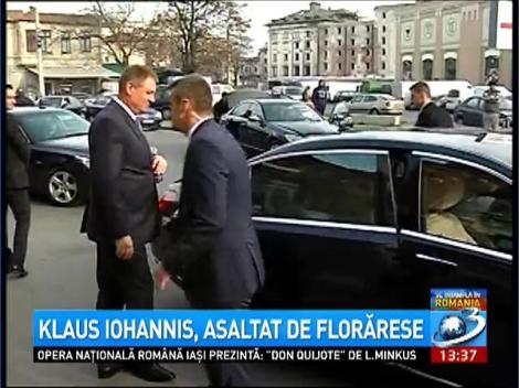 Klaus Iohannis, asaltat de florărese