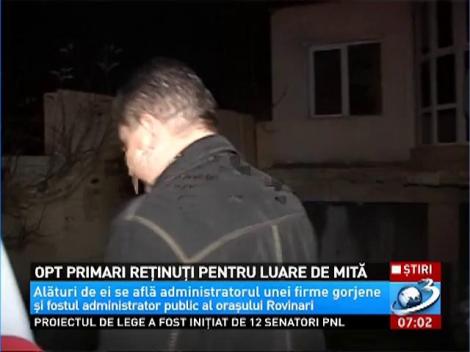 Opt primari reţinuţi pentru luare de mită