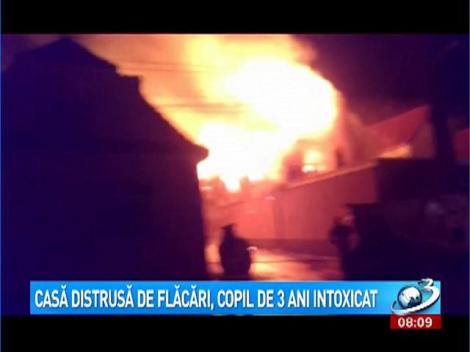 O casă din Vaslui a fost distrusă de un incendiu puternic. Un copil de trei ani a fost intoxicat