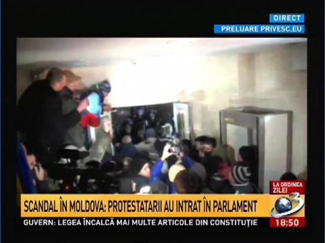 Parlamentul din Chişinău este luat cu asalt de protestatari