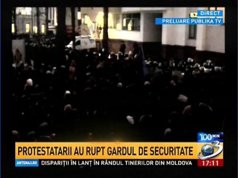 Violenţe &icirc;n faţa Parlamentului din Chişinău