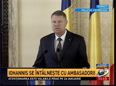Iohannis se &icirc;nt&acirc;lneşte cu ambasadorii
