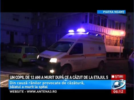 Un copil de 12 ani a murit după ce a căzut de la etajul 5