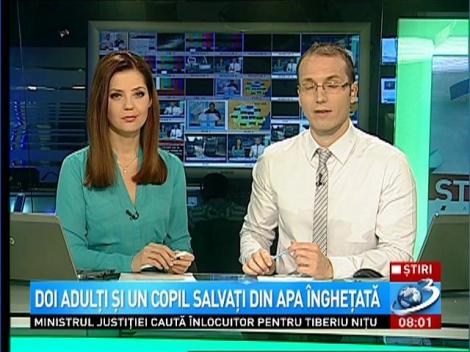 2 adulţi şi un copil, salvaţi din apa &icirc;ngheţată a unui lac