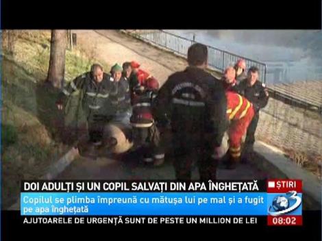 Imagini dramatice! Doi adulți sar după un copil căzut &icirc;n apa unui lac &icirc;nghețat din C&acirc;mpina