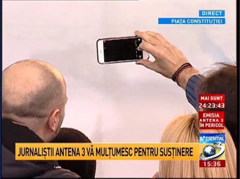 Simona Gherghe, Dan Capatos, Dan Negru şi Cătălin Bordea, selfie &icirc;n Piaţa Constituţiei