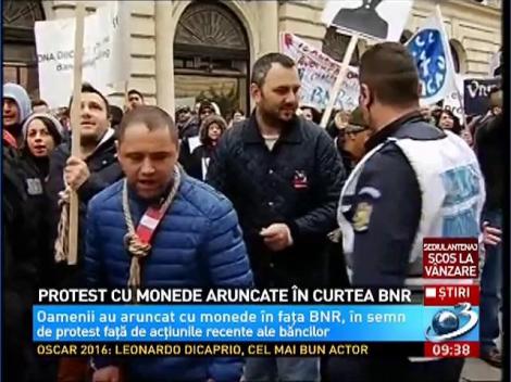Protest cu monede aruncate în curtea BNR