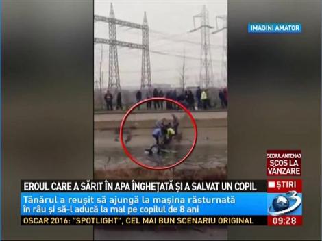 Eroul care a sărit &icirc;n apa &icirc;ngheţată şi a salvat un copil