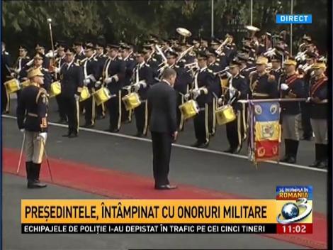 Preşedintele, întâmplinat cu onoruri militare