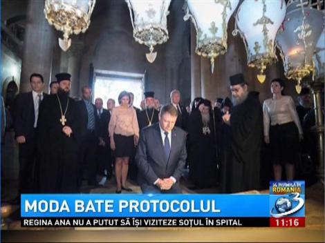 Moda bate protocolul. Cum a apărut Carmen Iohannis la Biserica Sf&acirc;ntului Morm&acirc;nt