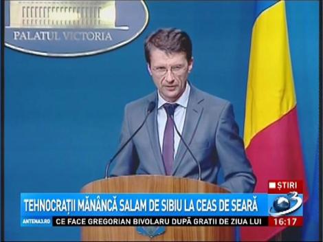 Tehnocraţii măn&acirc;ncă salam de Sibiu la ceas de seară