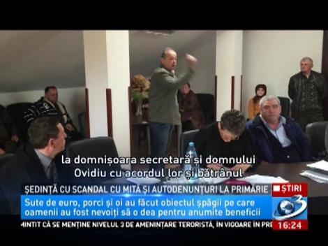 Şedinţă cu scandal cu mită şi autodenunţuri la primărie