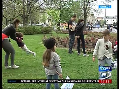 Protest faţă de eliberarea directoarei de grădiniţă care a agresat un copil