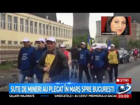 Sute de mineri au plecat în marș spre București