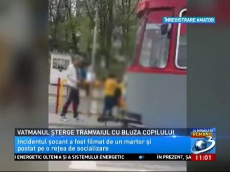 Revoltător: Un vatman dezbracă un copil &icirc;n plină stradă