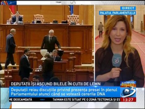 Deputații &icirc;și ascund bilele &icirc;n cutii de lemn