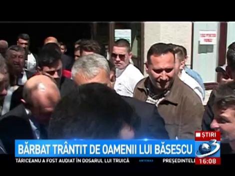 Bărbat tr&acirc;ntit de oamenii lui Băsescu