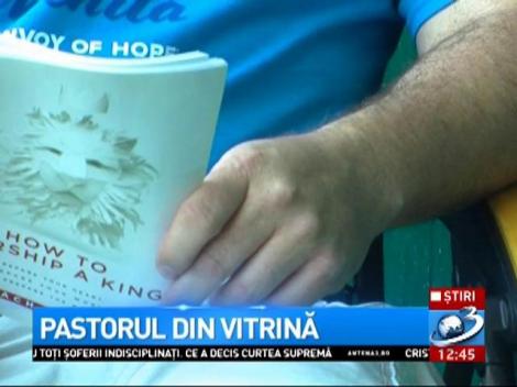 Pastorul din vitrină