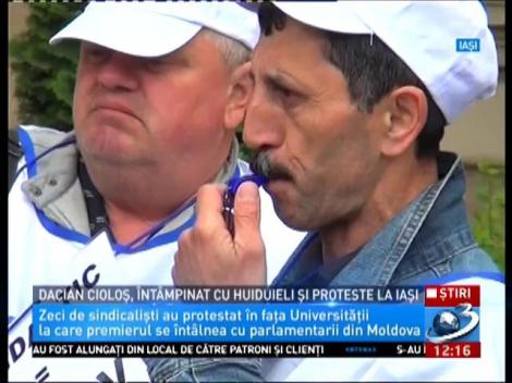 Dacian Cioloș, &icirc;nt&acirc;mpinat cu huiduieli și proteste la Iași