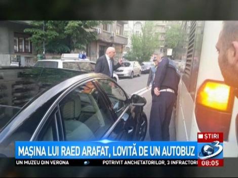 Mașina lui Raed Arafat, lovită de un autobuz