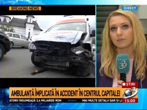 Accident cu ambulanţa, în Bucureşti. O persoană a fost rănită