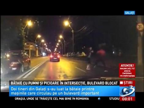 Bătaie cu pumni și picioare, într-o intersecție din Galați. Un bulevard întreg a fost blocat