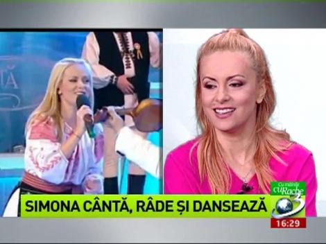 Simona c&acirc;ntă şi dansează