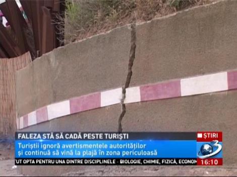 Sute de turişti îşi riscă viaţa în fiecare zi, pe litoral. Faleza din Costinești stă să cadă peste oamenii care fac plajă