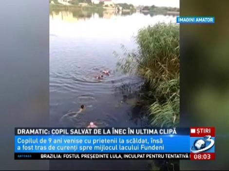 Operaţiune dramatică de salvare. Copil salvat de la &icirc;nec de un polițist aflat &icirc;n patrulare