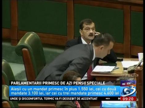 Parlamentarii primesc de azi pensii speciale