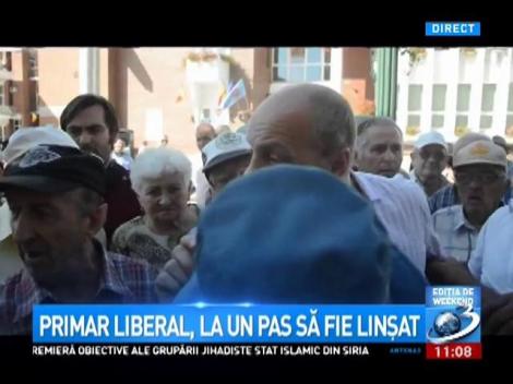 Primar liberal, la un pas să fie linșat de zeci de pensionari revoltați