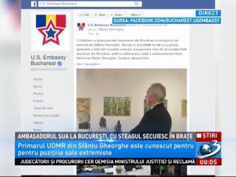 Ambasadorul SUA la București, cu steagul secuiesc &icirc;n brațe