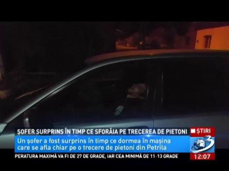 Oboseala bat-o vina! Un șofer român a fost surprins în timp ce sforăia, chiar pe trecerea de pietoni - VIDEO