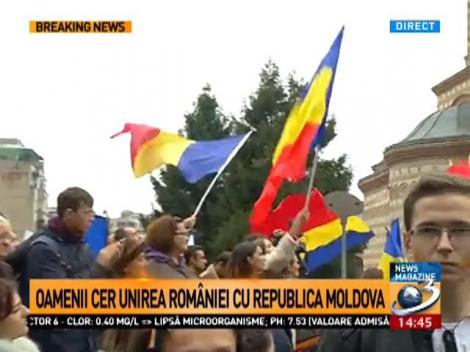 Flashmob unionist &icirc;n centrul Capitalei. Mii de oameni cer unirea Rom&acirc;niei cu Republica Moldova