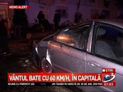 Vremea face ravagii &icirc;n Capitală și &icirc;n jumătate de țară. Mai multe mașini au fost distruse de copacii dobor&acirc;ți de v&acirc;nt
