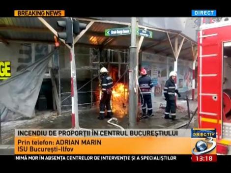 Incendiu de proporții în centrul Capitalei. Focul a izbucnit la o țeavă de gaze de la subsolul unui bloc: "Există riscul unei explozii"