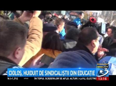 Cioloş, huiduit de sindicaliștii din Educație. Premierul: ”Dacă îmi cereţi să rezolv într-un an, ce nu s-a rezolvat în 4-5 ani de zile, nu se poate”