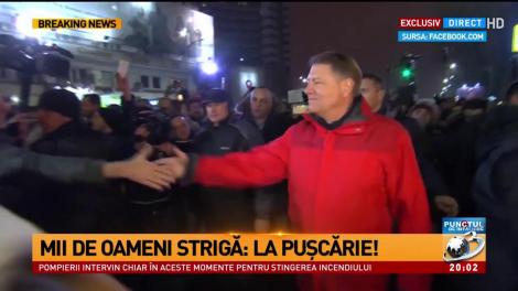 Ce strigau oamenii în timp ce Klaus Iohannis era în mijlocul lor, în Piața Universității