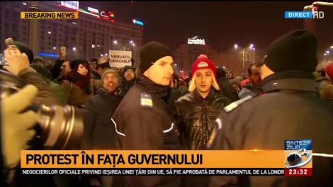 Protest violent în fața Guvernului