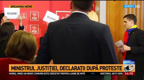 Declaraţiile ministrului justiţiei, întrerupte de protestatari