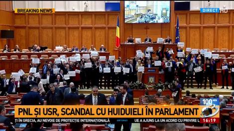 USR și PNL, protest &icirc;n Parlament. Demnitarii cer alegeri anticipate