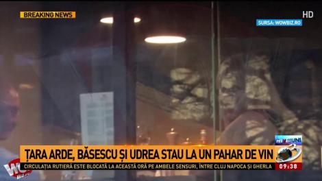 Țara arde, Băsescu și Udrea stau la un pahar de vin