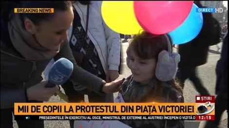 Momendit inedit la Marșul Copiilor, &icirc;n Piața Victoriei. Un copil c&acirc;ntă imnul Rom&acirc;niei