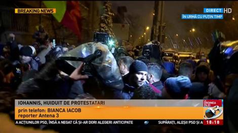 Iohannis, huiduit de protestatari. Iată imagini de la Cotroceni