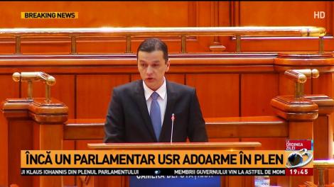 &Icirc;ncă un parlamentar USR doarme &icirc;n plen